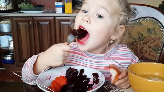 Обедаем щами, свёклой и хлебом. А вы? :) смотреть онлайн