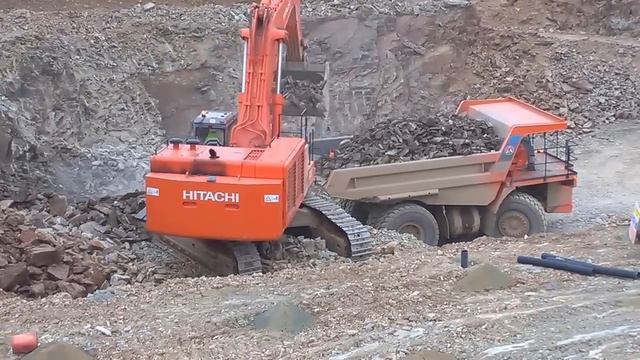 Hitachi Zaxis 870 LCH excavator loading blasted rock (part 2) смотреть онлайн