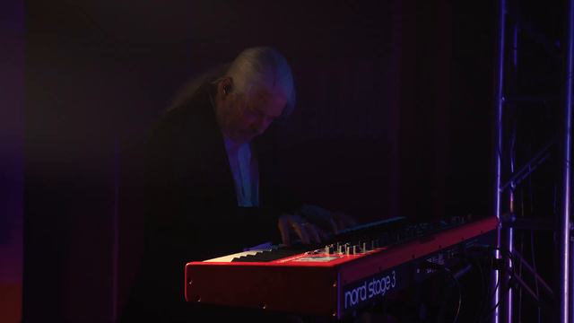 Dance of the Sugar Plum Fairy - Concert Rock Violinist, Aaron Meyer смотреть онлайн
