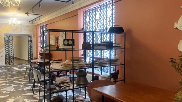 КРАСИВОЕ КАФЕ с АНТИКВАРНОЙ МЕБЕЛЬЮ в МУЗЕЕ смотреть онлайн