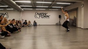 Парень круто танцует