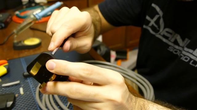 How to Wire BS 1363 plugs and sockets смотреть онлайн