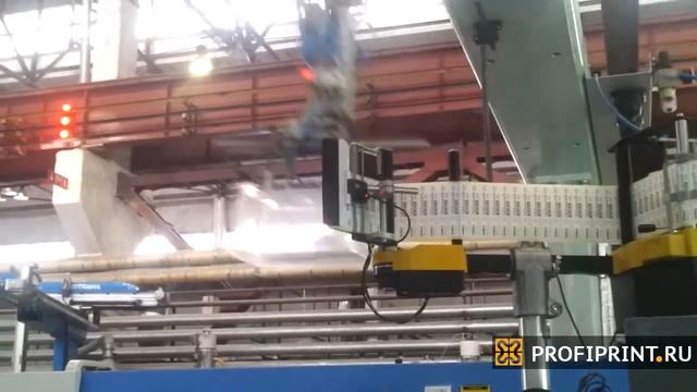 Нанесения этикеток на пластиковые изделия аппликатором Collamat 6630