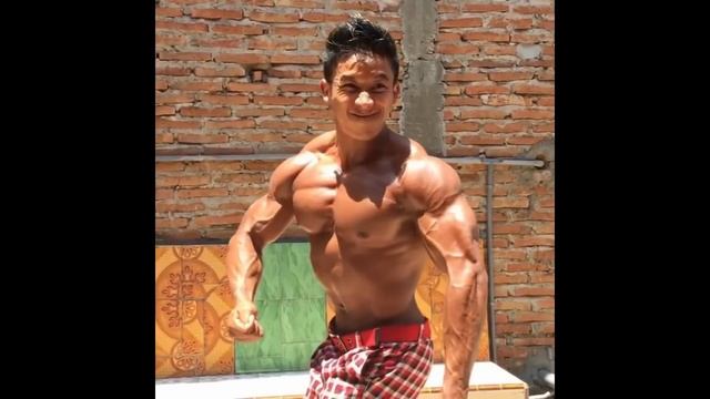 FLEXING MUSCLE UNDER THE SUN