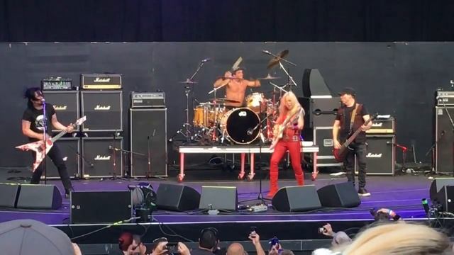 Lita Ford Close Your Eyes at SiriusXM's Hair Nation Festival смотреть онлайн