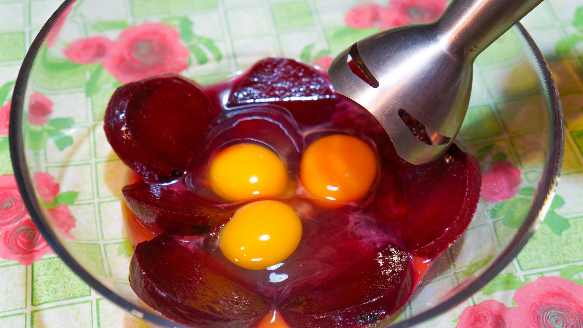 Взбейте свеклу с яйцом и вы будете в восторге от результата! Быстро, просто и вкусно к чаю. смотреть онлайн