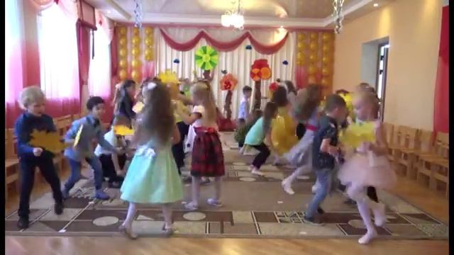 Общий танец с листьями в детском саду.mp4 смотреть онлайн
