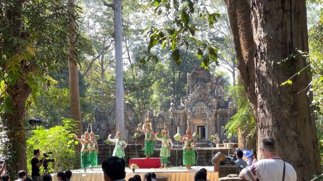 The Sacred Dancers of Angkor performing at Chau Say Tevoda temple part 2 смотреть онлайн