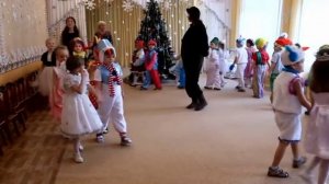 Новогодний парный танец "Слышишь кто-то идёт" на новогоднем утреннике в детском саду