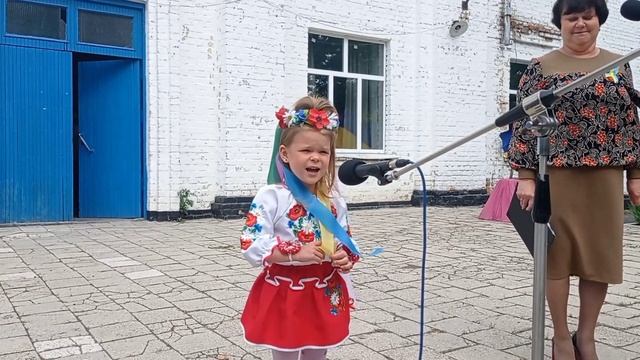 Молода українка ( Ой у лузі червона калина)