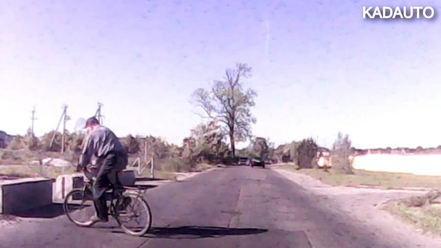 Велосипедист. Аллея Смелых в Калининграде. смотреть онлайн