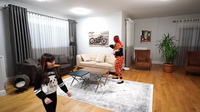 EVDE KÖREBE OYNADIK! ÇOK EĞLENDİK !! смотреть онлайн