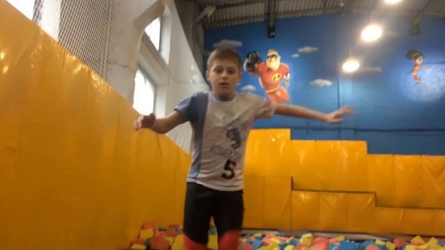 Как научиться делать сальто назад в батутной арене// Tema и Keril смотреть онлайн