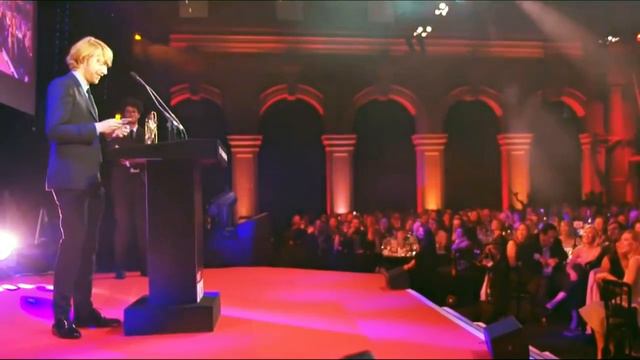 Domhnall Gleeson accepts awards for his father & Tom Hardy | BIFA 2015 смотреть онлайн