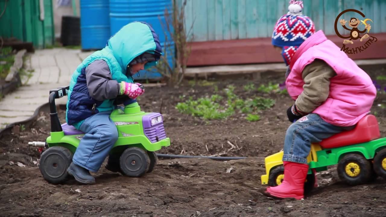 Дети катаются на машинке МанкиИгры#56 смотреть онлайн