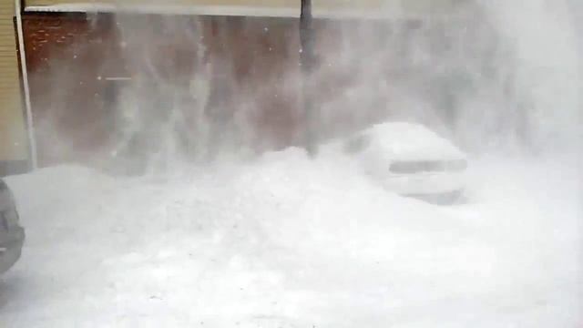 Снегопад в Омске снег упал на крышу машины смотреть онлайн