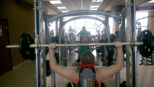 Жим на наклонной скамье в смит Машине Bench press on an incline bench in the smith machine смотреть онлайн