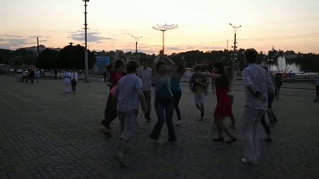 Руэда на красной площади Чебоксары. Школа танцев Капелия. смотреть онлайн