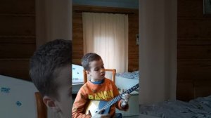играю на балалайке: мелодия Простоквашино и Шутка