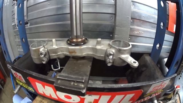 Как заменить подшипники рулевой на мотоцикле? смотреть онлайн