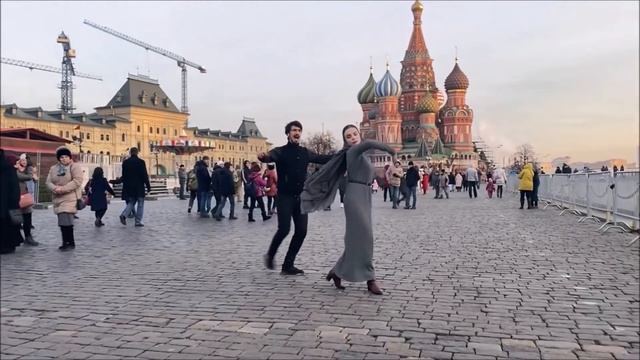 Басс Чеченская Лезгинка Мадина Юсупова Девушка Танцует На Красной Площади 2020 ALISHKA Bass Music смотреть онлайн