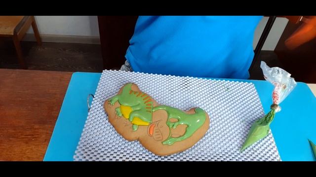 ДЕТЕНЫШ ДИНОЗАВРА! ПРЯНИКИ ДИНОЗАВРЫ! Роспись пряников. Заливка айсингом.Урок 4-й. смотреть онлайн
