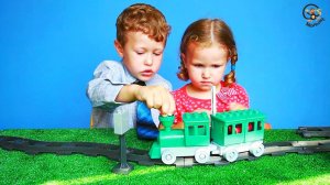 Открываем игрушки. Конструктор Поезд Маша и Медведь . МанкиИгрушки