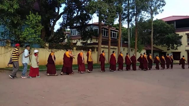 Буддисты поют в Индии, Кушалнагар смотреть онлайн