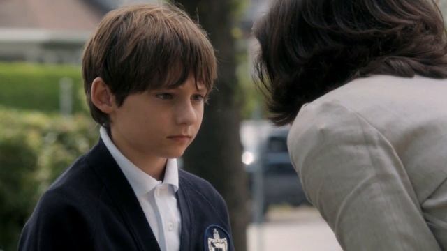 Реджина сообщает Генри,что Эмму арестовали 1x02 смотреть онлайн