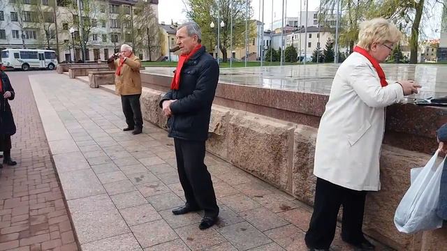 День рождения Ленина в Гродно коммунисты у памятника вождю, 23 апреля 2016 г смотреть онлайн