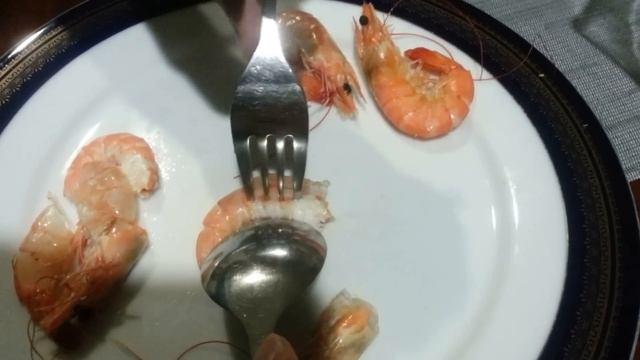 How to peel or de-shell shrimp in 3 seconds смотреть онлайн