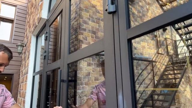 Арочная дверь из алюминия с фальшем в ресторан Крепость смотреть онлайн