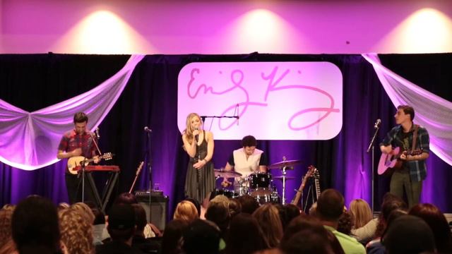 Emily Kinney - Dreams live at Walker Stalker Con смотреть онлайн