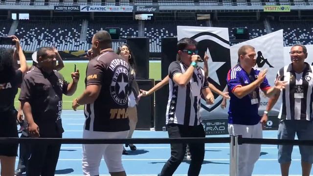 BOTAFOGO SAMBA CLUBE - Marcelo Adnet e Chicão cantam o Hono do Botafogo no estádio Nilton Santos ? смотреть онлайн