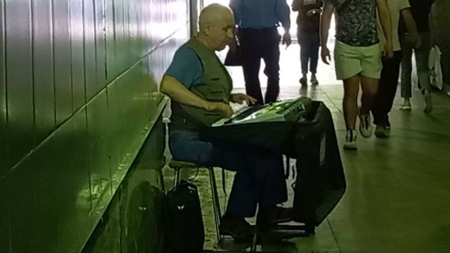 МУЗЫКА В ПОДЗЕМНОМ ПЕРЕХОДЕ... смотреть онлайн