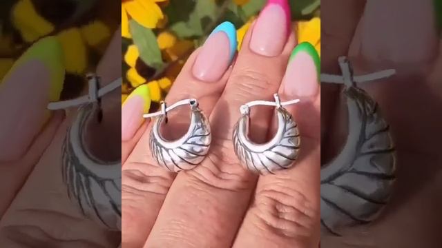 Ещё одни стильные милашки ?2900р? #серебро925 #серьгисеребро #серебряныесерьги смотреть онлайн