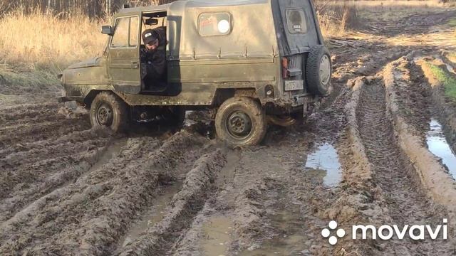 ЛУАЗ в грязи. смотреть онлайн