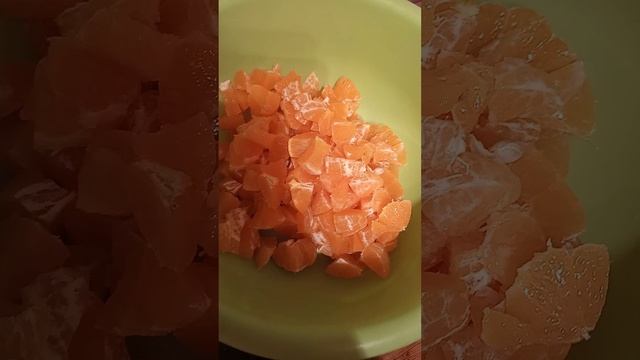 Салат из мандаринов,сыра,чеснока