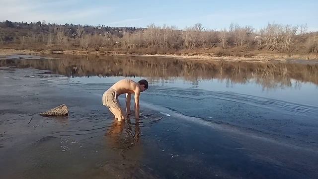 Проснулся,а на улице -13°С Мне кричат люди! Жесть. Моржевание в холодной воде со льдом. Закаливание смотреть онлайн