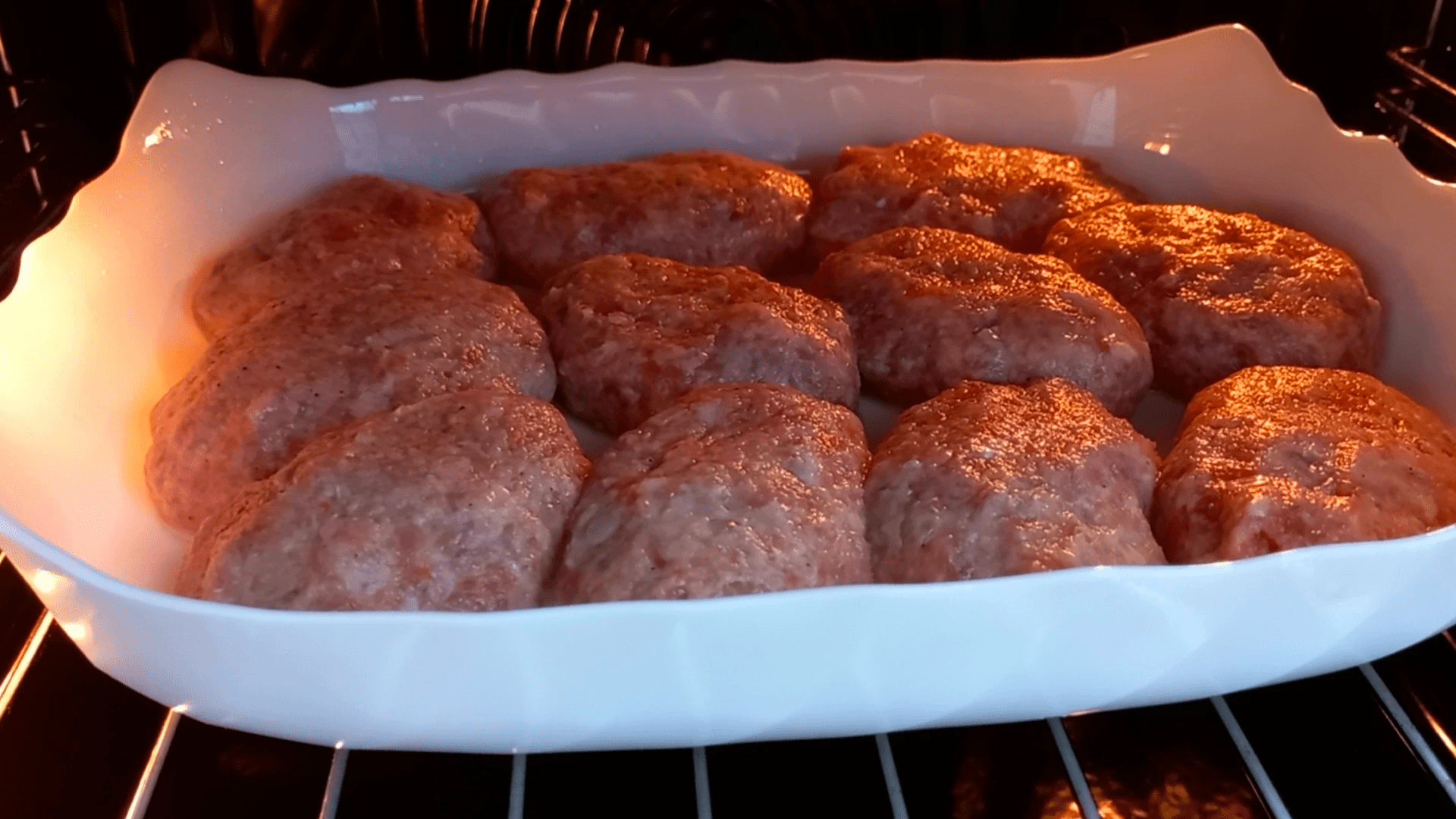 Котлеты мясные запеченные в духовке в соусе