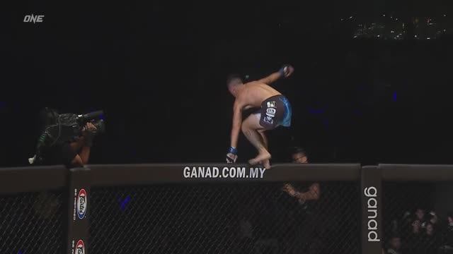 Вот как ВЫГЛЯДИТ настоящее ШОУ ? Gianni Subba vs. Reece McLaren смотреть онлайн