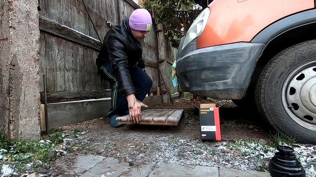 45. Техничка. На даче уже холодно и снег, меняем масло в Соболе cummins 2.8 TD смотреть онлайн