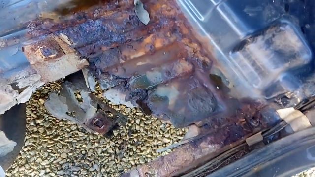 Mercedes Vito Сгнил пол, чуть не вывалился.