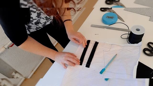КАК СДЕЛАТЬ ШНУРОВКУ НА КОРСЕТ.
КАК СДЕЛАТЬ КОРСЕТНЫЙ ТОП С ПЕРЬЯМИ ЧАСТЬ 4. смотреть онлайн