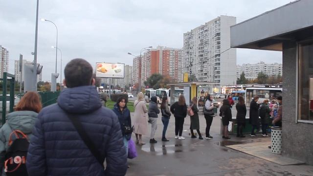 Стоит очередь на автобус №1201 и ждет следующий автобус, а предыдущий не отправляется смотреть онлайн