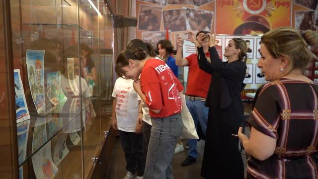 Тематическая выставка детских рисунков «Победа глазами детей» смотреть онлайн