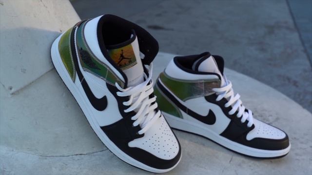 COLOR CHANGING Jordan 1s?! Air Jordan 1 Mid SE Color Shift REVIEW смотреть онлайн