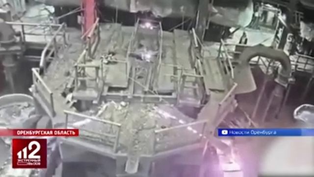 Камера сняла гибель рабочего при обрушении 150-тонной установки смотреть онлайн