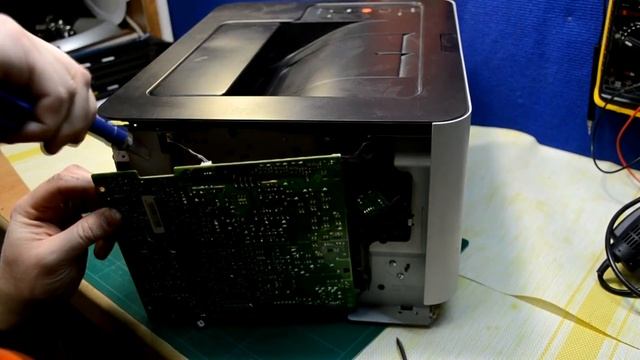 ЗАМЯТИЕ БУМАГИ В ЛОТКЕ.РЕШЕНИЕ ПРОБЛЕМЫ ОЧЕНЬ БЫСТРО, Samsung CLP-365 НЕ ЗАБИРАЕТ БУМАГУ смотреть онлайн