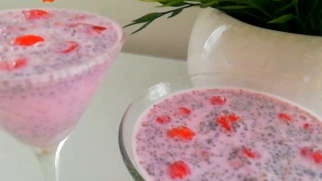 Вкусный десерт с семенами Чиа, клубникой и молоком с сиропом 🍸🍧 смотреть онлайн